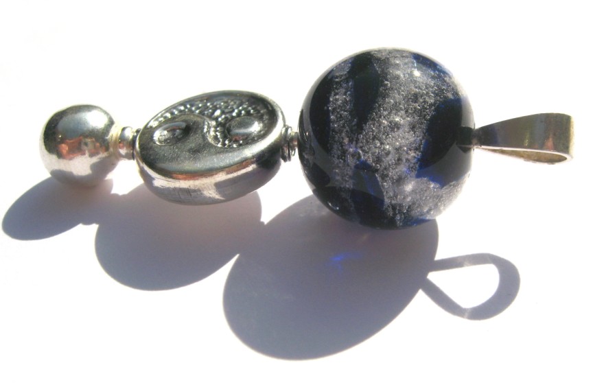 As in glaskraal met Yin Yang
